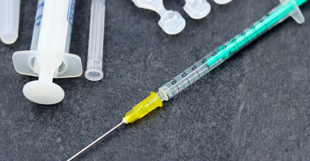 Seringue et matériel médical évoquant la vaccination